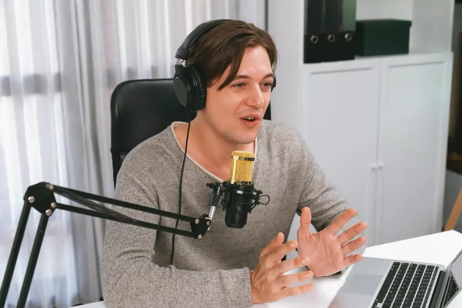 How Live AI Interpreters Work A Simple Breakdown of Complex Tech